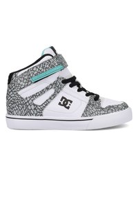 Biele vysoké tenisky s šedým vzorovaným prekrytím, čiernymi šnúrkami a akcentovou páskou v tyrkysovej farbe. Majú gumenú podrážku s gripom.