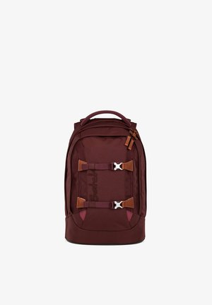 Zaino marrone scuro con due cinturini anteriori regolabili con fibbie argentate, tiretti di cerniera in pelle e manico superiore per il trasporto.