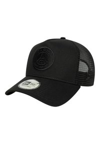 Czarna czapka bejsbolowa z jednolitą przednią częścią, siateczkowym tyłem i okrągłą, haftowaną naszywką z napisem "PARIS" oraz logo. Regulowany rozmiar.