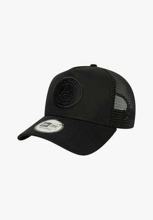 Cappellino da baseball nero con parte frontale solida, retro in rete e un patch ricamato rotondo con la dicitura "PARIGI" e un logo. Taglia regolabile.