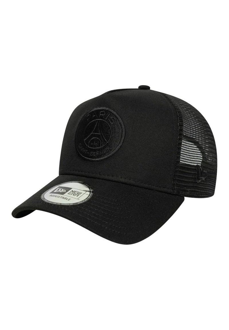 Czarna czapka bejsbolowa z jednolitą przednią częścią, siateczkowym tyłem i okrągłą, haftowaną naszywką z napisem "PARIS" oraz logo. Regulowany rozmiar.