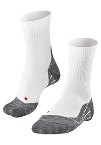 Calcetines de mezcla de algodón con una parte superior de rayas blancas y acentos grises, con punteras y talones reforzados, y un pequeño detalle del logo en rojo.