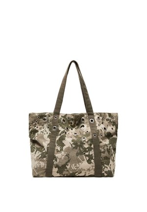 Borsa a tracolla in tela con motivo mimetico floreale verde e beige e numerosi occhielli metallici, dotata di due lunghe maniglie in tessuto.