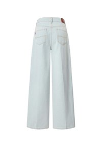 Vaaleansiniset leveät farkut, joissa on korkea vyötärö, viisi taskua ja ruskea nahkapaikka takana. Painava denim, näkyvät ompeleet.