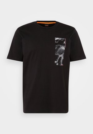 T-shirt nera in cotone con una scatola grafica grigia testurizzata sull'area del petto sinistro, collo tondo e maniche corte.