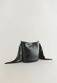 Čierna kožená taška s textúrovaným povrchom, vybavená dlhými strapcami na každej strane a zlatými kovaniami na ramenných popruhoch.