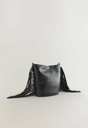 Czarna skórzana torba o fakturowanej powierzchni, z długimi frędzlami po obu stronach i złotymi okuciami na paskach na ramię.