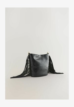 Czarna skórzana torba o fakturowanej powierzchni, z długimi frędzlami po obu stronach i złotymi okuciami na paskach na ramię.