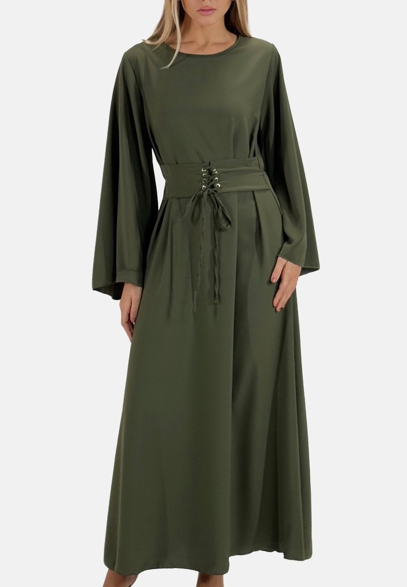 Olivgrünes langes Kleid mit weiten Ärmeln, einer taillierten Passform mit korsettartiger Schnürung und einer fließenden Silhouette aus glattem Stoff.