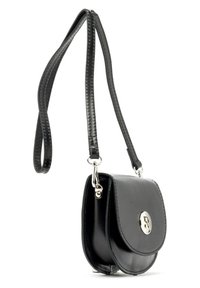 Sac bandoulière en cuir noir avec une forme arrondie, des accessoires en argent et une fermeture magnétique. Il dispose d'une longue sangle étroite avec des détails de couture.