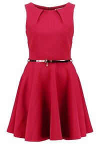 Robe sans manches rouge avec un corsage ajusté, une jupe évasée et une ceinture noire brillante avec un accent doré, texture lisse et lignes épurées.