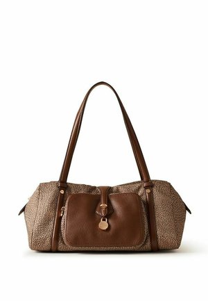 Sac à main rectangulaire marron texturé avec poche avant en cuir, fermoir doré et deux longues bandoulières en cuir sur fond blanc.