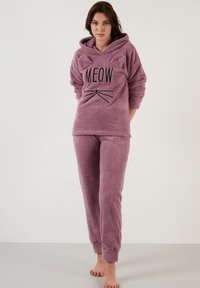 Set de loungewear din fleece mov, cu glugă dotată cu urechi de pisică, grafică "MEOW" și mansete elastice pe pantaloni pentru o potrivire confortabilă.