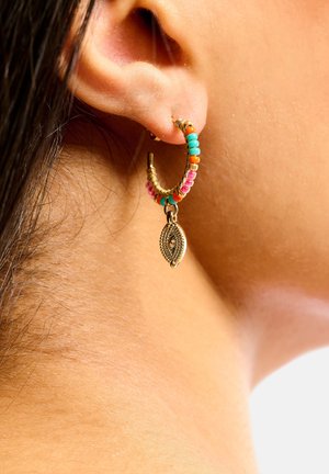 Goldene Creolen mit mehrfarbigen Perlen, verziert mit einem dekorativen blattförmigen Anhänger, der am unteren Ende hängt.