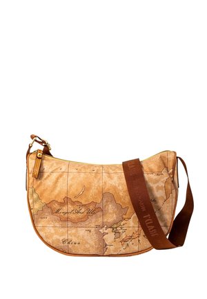 Sac bandoulière marron avec imprimé carte du monde vintage et bandoulière réglable avec détails de marque embossés.
