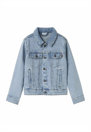 Veste en denim bleu clair à manches longues, fermeture à boutons sur le devant, deux poches poitrine avec rabats et poches latérales sur fond blanc.