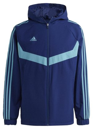 Granatowa kurtka z kapturem Adidas z jasnoniebieskim szewronem i trzema paskami na rękawach, przednim zamkiem błyskawicznym i elastycznymi ściągaczami.