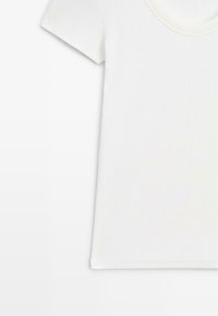 Weißes Kurzarm-Rippstrickshirt mit rundem Ausschnitt, dargestellt auf weißem Hintergrund.