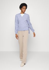 Modström OPAL V-NECK - Camisola - cornflower