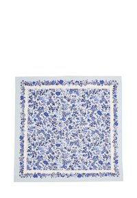 Vierkante sjaal met bloemenpatroon in tinten blauw, voorzien van ingewikkelde ontwerpen op een lichte achtergrond met een beige rand. Zacht, lichtgewicht materiaal.