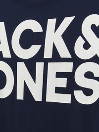 Marineblå T-skjorte i bomull med stor hvit tekst "BACK & BONES." Enkelt design, korte ermer og rund hals.