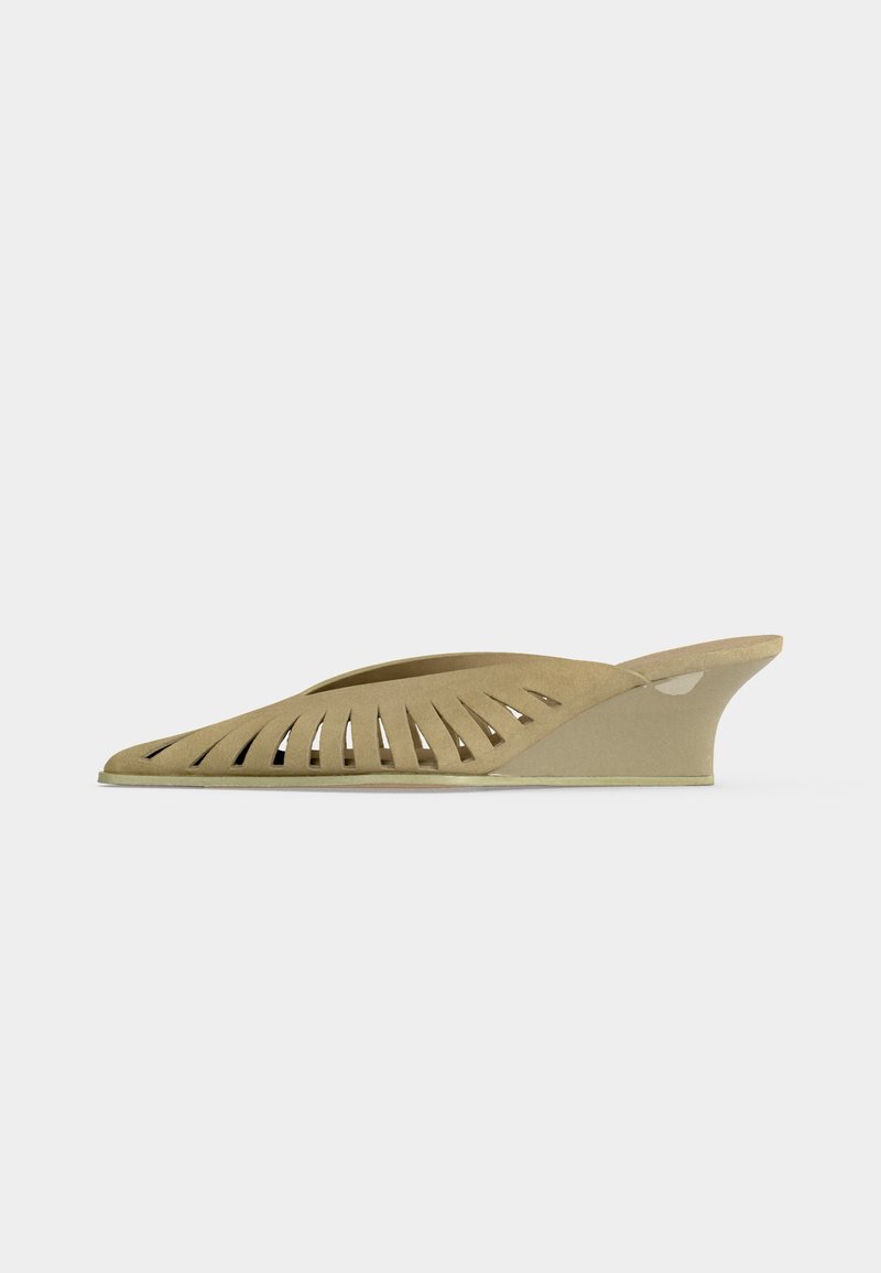 Μπεζ mule με σχέδιο κοπής στο πλάι, με μυτερό μύτη και χαμηλό τακούνι.