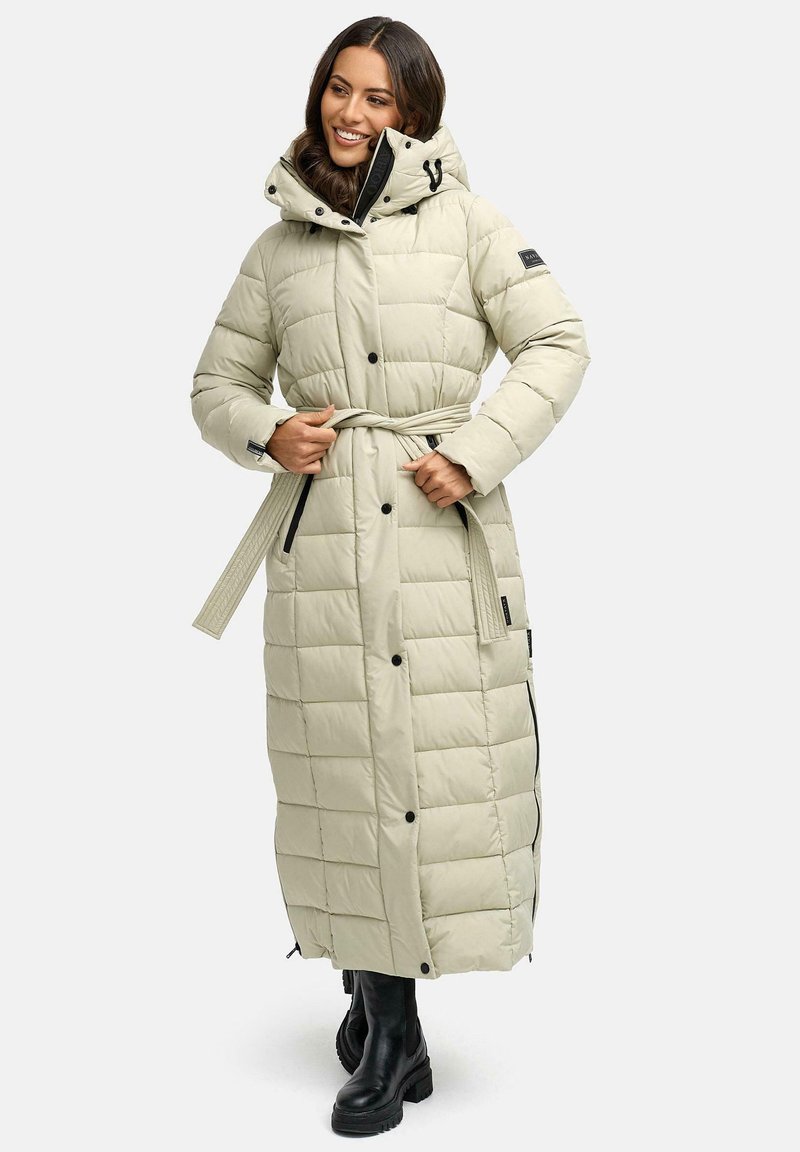Lange, lichtbeige pufferjas met een riem, grote capuchon, geruit quiltpatroon, zwarte knopen, zijritsen en twee voorzakken.