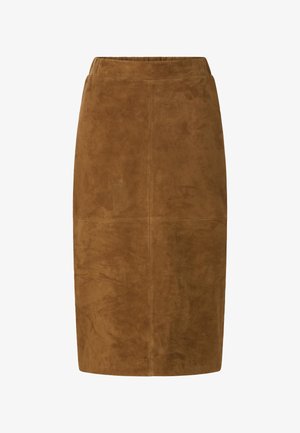 Brūna zamšādas zīmuļsvārki ar gludu tekstūru, vertikālām šuvēm un piegulošu piegriezumu, kas beidzas nedaudz zem ceļa.