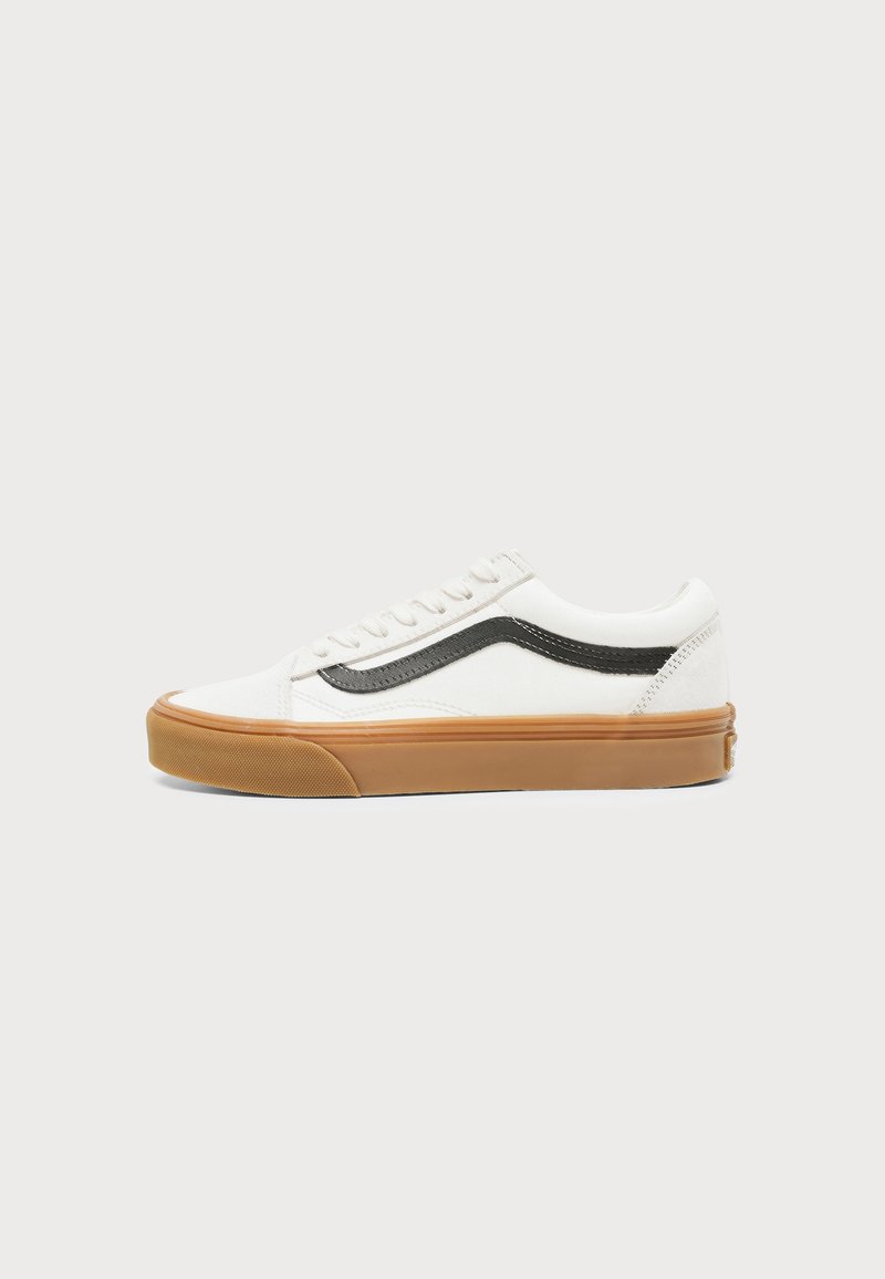 Άσπρο χαμηλό sneaker με μαύρη πλαϊνή ρίγα και καφέ λαστιχένια σόλα, εμφανισμένο σε πλαϊνό προφίλ σε απλό ανοιχτό φόντο.