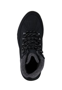 Scarponcino da trekking nero con rivestimento grigio testurizzato, punta rotonda, design alto e lacci neri con accenti riflettenti. Materiale resistente per l'uso all'aperto.