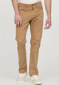 Pantalon en coton marron clair avec une coupe droite, doté de poches avant, d'une fermeture à bouton et de détails de couture subtils.