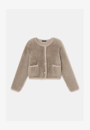 Cardigan recortado peludo em bege, com mangas longas, decote redondo, fecho frontal com botões e dois bolsos frontais com bordas em contraste.