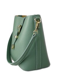 Mintgroene leren handtas met een gestructureerde vorm, voorzien van gouden hardware, een afneembare schouderriem en zichtbare stiksels.