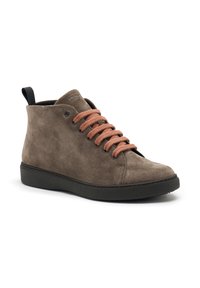 Sneaker alte in camoscio marrone con suola nera, lacci marroni e un passante. Presentano una punta arrotondata e accenti di design minimal.