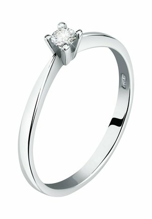 Silberring mit einem glatten Band und einem im Krappen gefassten runden Diamanten in der Mitte, der klare Facetten und reflektierende Oberflächen zeigt.