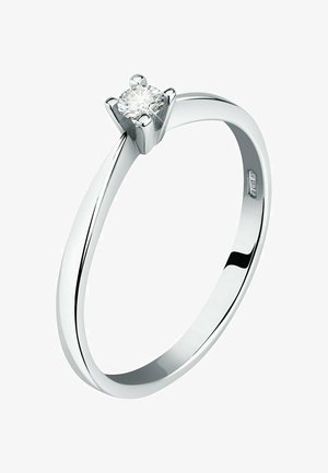 Silberring mit einem glatten Band und einem im Krappen gefassten runden Diamanten in der Mitte, der klare Facetten und reflektierende Oberflächen zeigt.