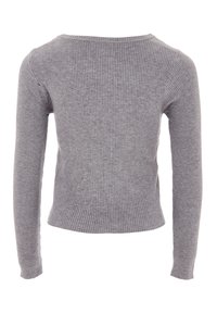 Top gri cu dungi, cu mânecă lungă, cu un guler rotund, având o siluetă ajustată și un material texturat care adaugă profunzime.