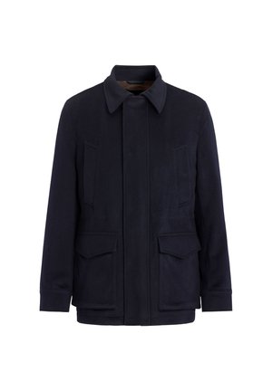 Marineblauwe jas van een gestructureerde stof met een kraag, twee voorzakken en lange mouwen. Schoon, minimaal design.