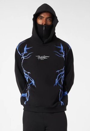 Felpa nera con cappuccio, decorata con un design di fulmine blu, chiusura con zip e dettagli del logo. Realizzata in tessuto morbido, presenta una vestibilità aderente e maniche lunghe.