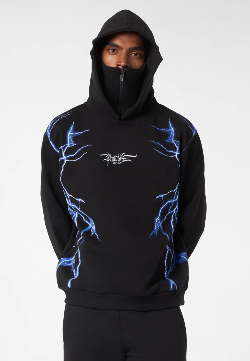 Felpa nera con cappuccio, decorata con un design di fulmine blu, chiusura con zip e dettagli del logo. Realizzata in tessuto morbido, presenta una vestibilità aderente e maniche lunghe.