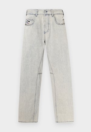 Jean en denim bleu clair coupe droite, avec des coutures contrastées, deux poches avant et des détails usés sur le tissu.