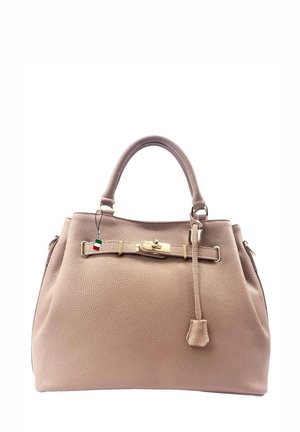 Hellrosa strukturierte Lederhandtasche mit oberen Griffen, goldfarbener Hardware und einem kleinen Anhänger mit italienischer Flagge.