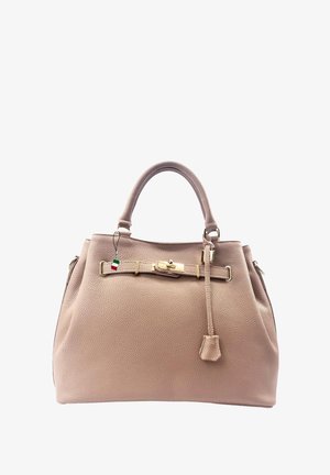 Hellrosa strukturierte Lederhandtasche mit oberen Griffen, goldfarbener Hardware und einem kleinen Anhänger mit italienischer Flagge.