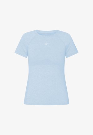 Maglietta sportiva azzurro chiaro con maniche raglan corte, materiale traspirante, sottile texture a rete e piccolo logo sulla parte superiore anteriore.