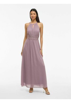 Maxi-jurk van zacht lavendelkleurig stof, met een geplooid ontwerp, keyhole-halslijn en een smocked taille met delicate kantdetails.