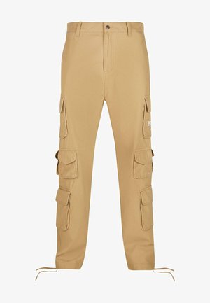 Beżowe spodnie cargo wykonane z wytrzymałego materiału, z wieloma kieszeniami bocznymi, sznurkiem u kostek i zapięciem na guzik.