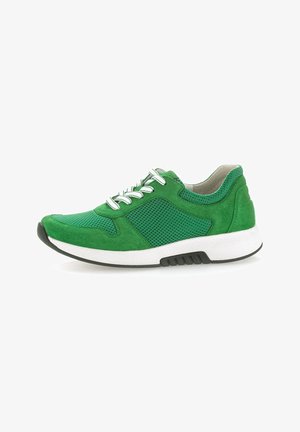Grüner Sportschuh aus Wildleder und Mesh-Materialien, mit weißen Schnürsenkeln, einem gepolsterten Schaft und einer strukturierten Sohle für besseren Grip.