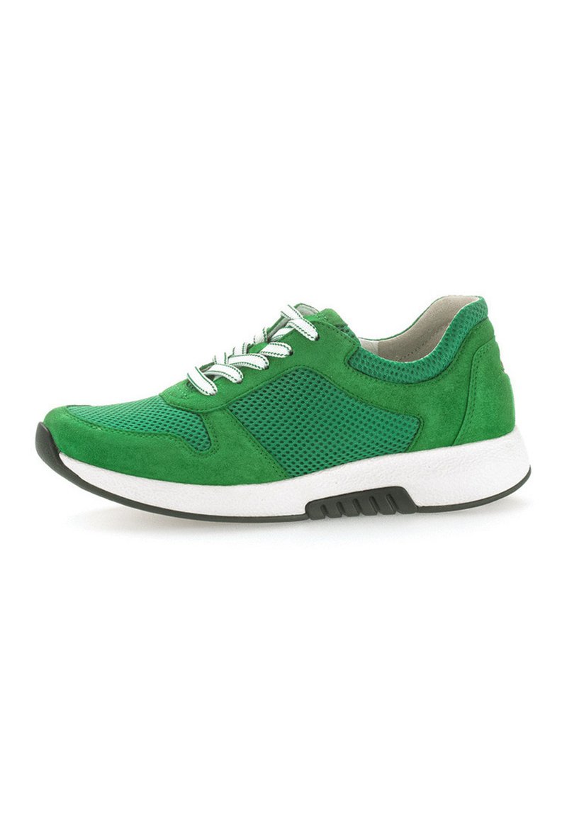 Scarpa sportiva verde realizzata in materiali scamosciati e in rete, con lacci bianchi, colletto imbottito e suola testurizzata per una migliore aderenza.