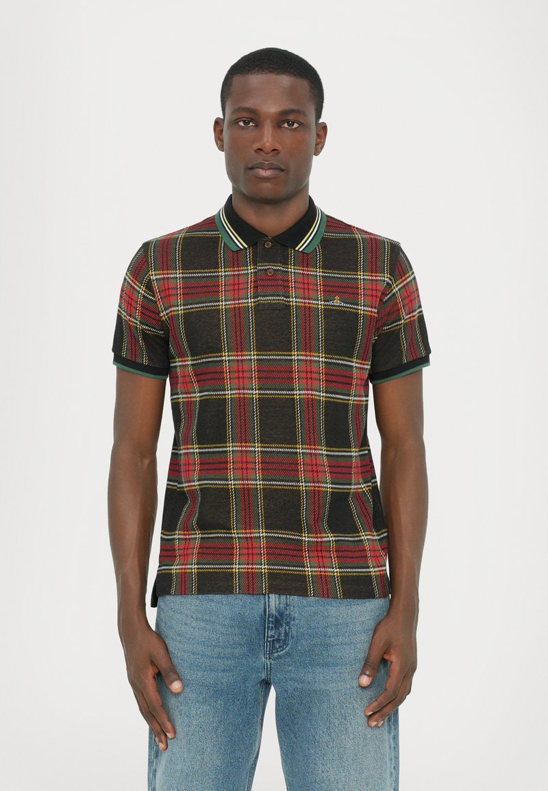 Polo cu mâneci scurte, de culoare neagră, cu un model tartan în roșu, galben și verde. Prezintă un guler cu dungi verzi și negre.