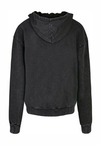Sudadera negra con capucha, fabricada en un tejido texturizado, de corte relajado, con puños y dobladillo acanalados. Presenta una capucha curva y sin detalles de diseño en la parte delantera.